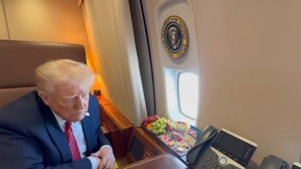 بالفيديو/ من نافذة الطائرة الرئاسية..ترامب يشاهد المقاتلات القطرية التي رافقت وصوله إلى مطار حمد الدولي في الدوحة