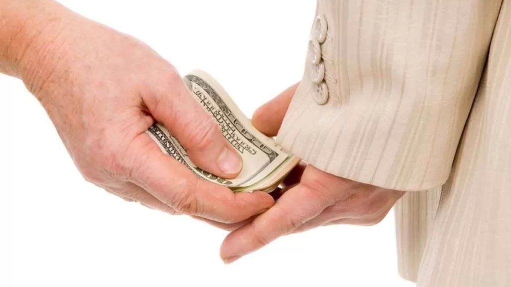 في الهرمل: توقيف 3 ناخبين ضُبط بحوزتهم مبلغ 500 دولار يُشتبه بتقاضيه كرشوة انتخابية!