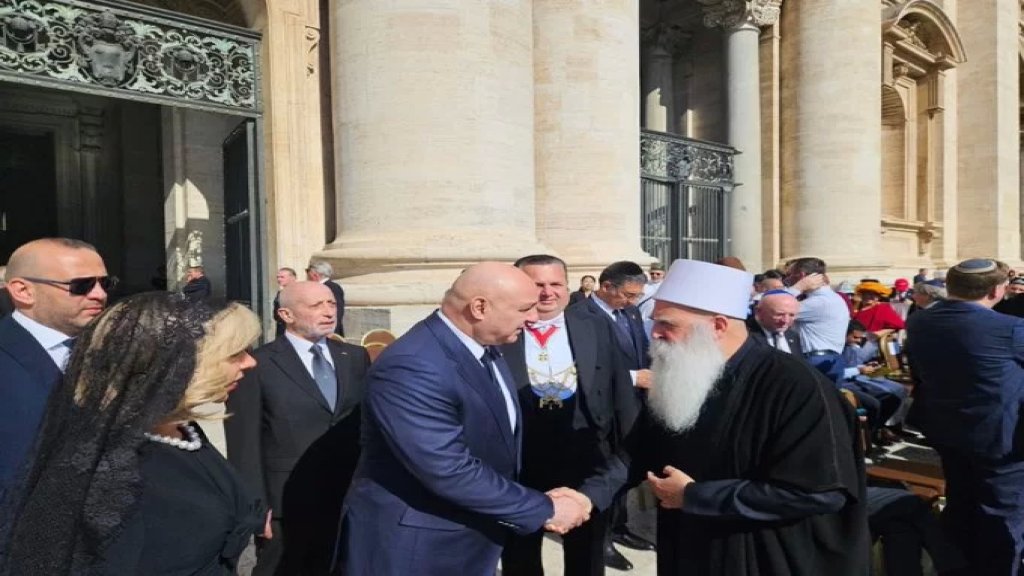 بعد انتشار صورة له يصافح الشيخ موفق طريف ممثل الدروز في &quot;إسرائيل&quot;.. مكتب فخامة رئيس الجمهورية: الرئيس عون لا يعرف الشيخ موفق طريف والصورة وزعها الإعلام الإسرائيلي الرسمي لغايات مشبوهة لا تنطلي على أحد