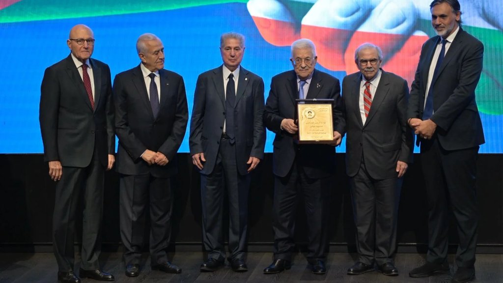 الرئيس الفلسطيني يتسلم جائزة &quot;صنّاع السلام&quot;