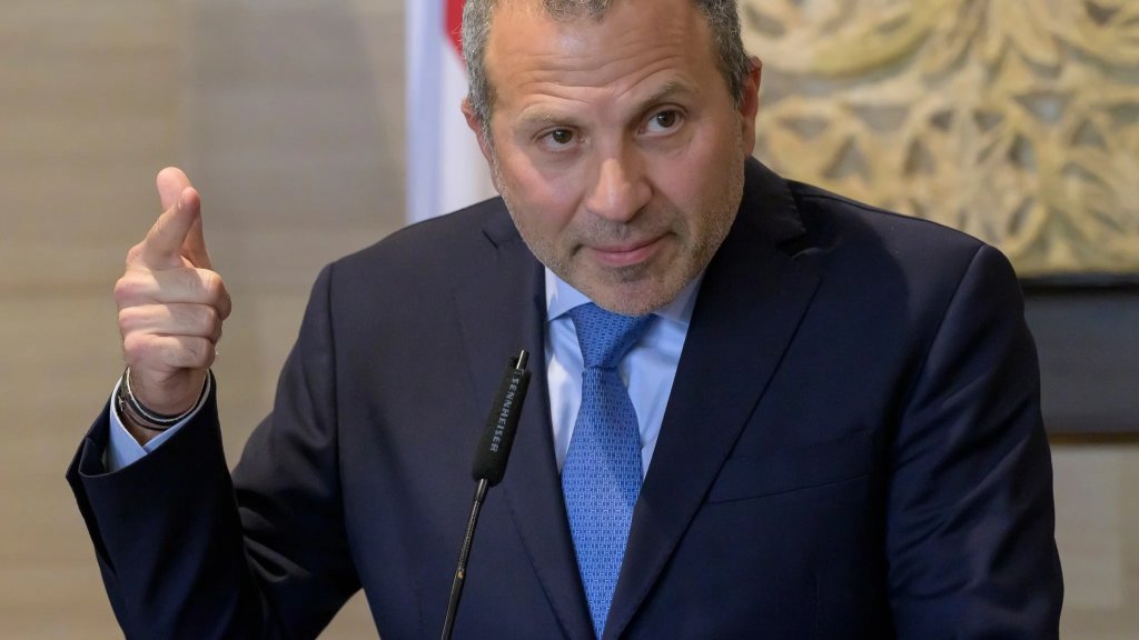 جبران باسيل: يلّي بيريد لبنان الـ١٠٤٥٢كم&sup2;، ما بيغمض عيونه عن احـ... تـ. لال اسرائيل لخمس مواقع... وما بيسمّي العـ... دو/ ن دفاع عن النفس!