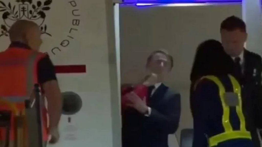 صفعة ماكرون الجوية.. الرئيس الفرنسي يتلقى صفعة على وجهه من زوجته!