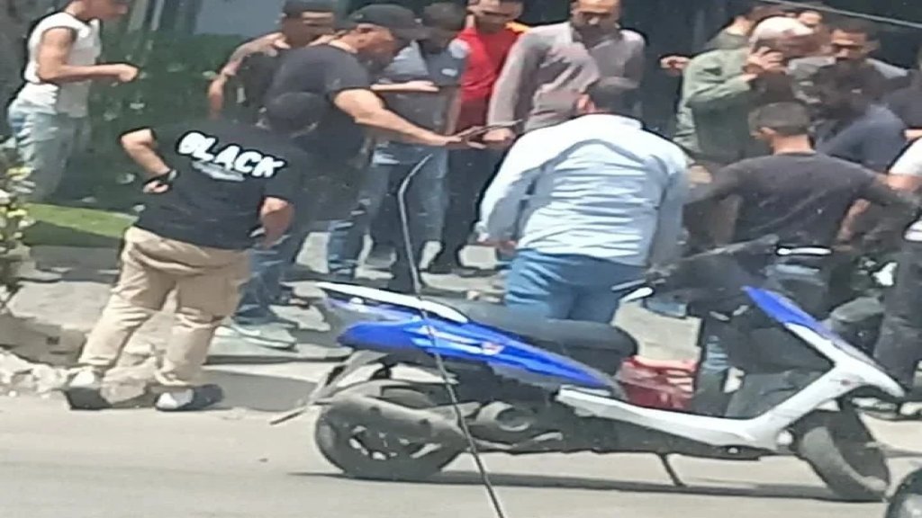 في الشويفات.. أطلق النار على أحد الأشخاص فقتله وأصاب تلميذاً لا يتجاوز عمره الـ 14 عاماً بالتزامن مع مرور حافتله المدرسية!