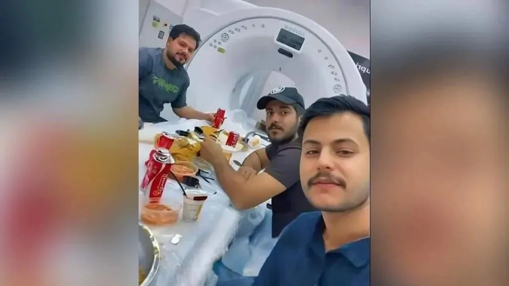 حوّلوا جهاز CT-Scan إلى طاولة طعام! طرد ثلاثة موظفين في العراق تناولوا طعامهم فوق جهاز التصوير الطبي!