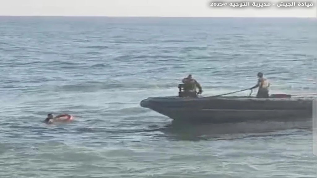 بالفيديو/ لحظة إنقاذ شخصَين من قبل القوات البحرية في الجيش بعد غرق مركبهما قبالة مرفأ صيدا التجاري القديم.