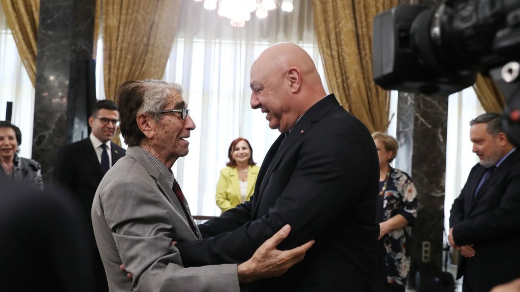 بالصور/ الرئيس عون مع وفد من "الزمن الجميل" 