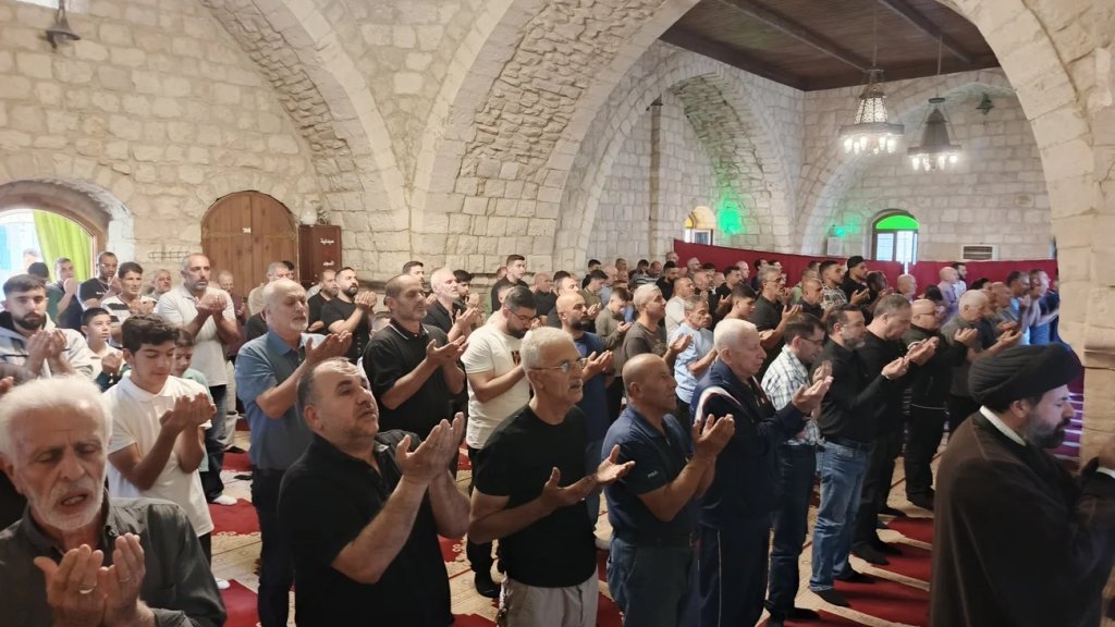 العيد في بنت جبيل يبدأ بين أضرحة الأحبة والصلاة في الجامع الكبير.. لقطات مصورة