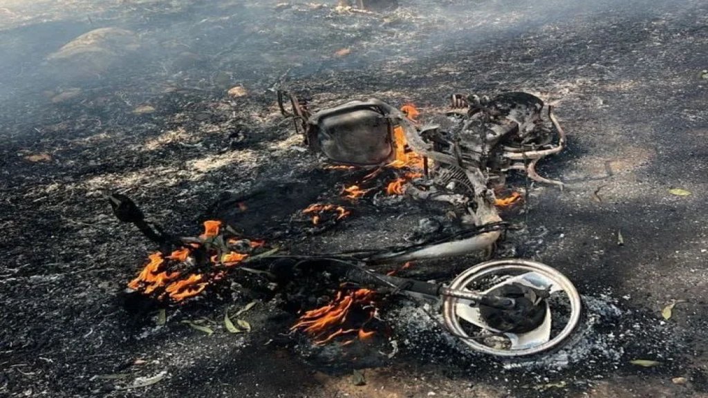 بالصور/ جريح في الغارة الإسرائيلية على دراجة نارية في دير سريان