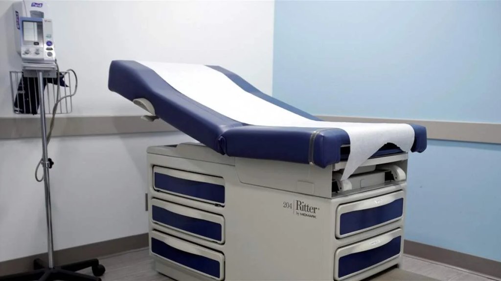 أمن الدولة يقفل عيادة بالشمع الأحمر في طرابلس ويضبط أسلحة في بيت المدير!