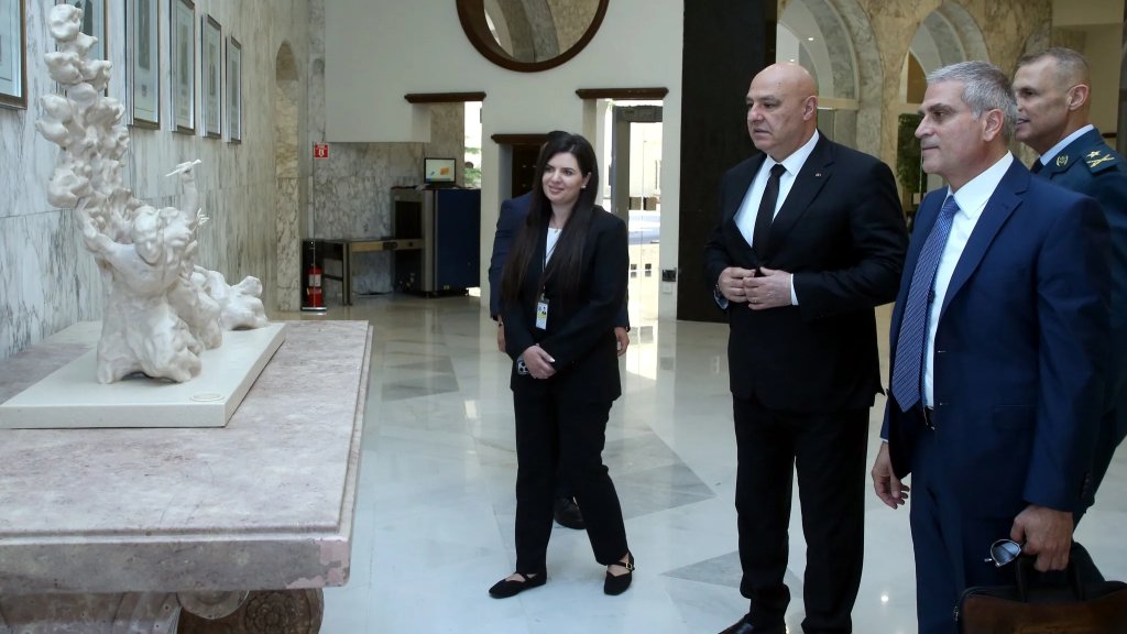 "إنسانية الأرزة الصاعدة"...منحوتة من الفنان رودي رحمة لرئيس الجمهورية