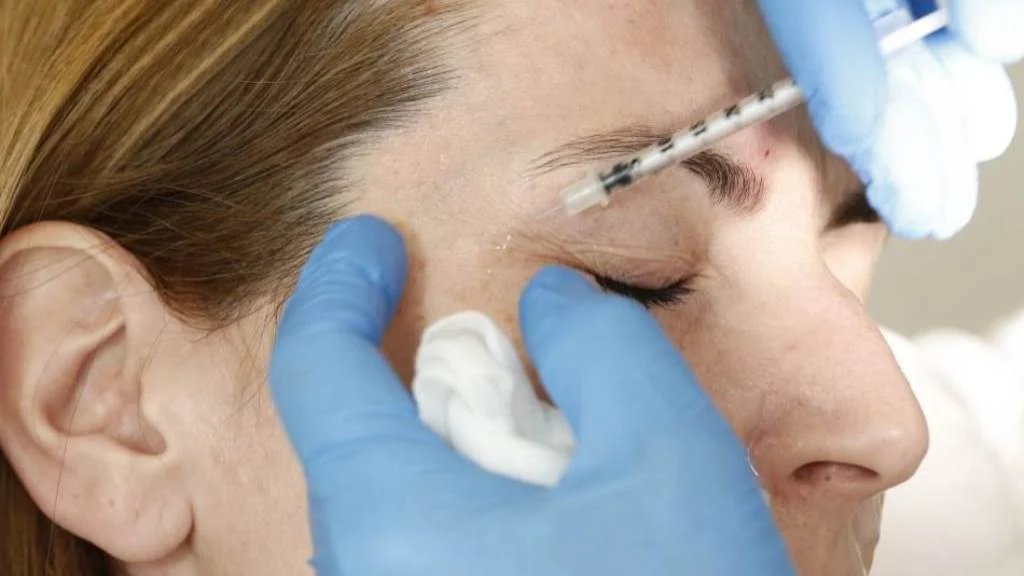 "أمن الدولة" تداهم مركز تجميل في بلدة كفرصارون الكورة.. تجري عمليات تجميلية من دون صفة طبية ودون تراخيص!