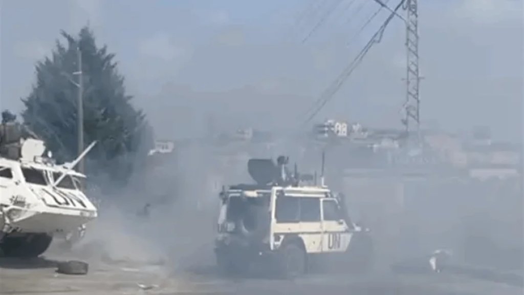 توتر في عيتيت: الأهالي يعترضون دورية لليونيفيل لغياب مرافقة الجيش اللبناني&hellip; وعناصر اليونيفيل يلقون قنابل مسيلة للدموع!