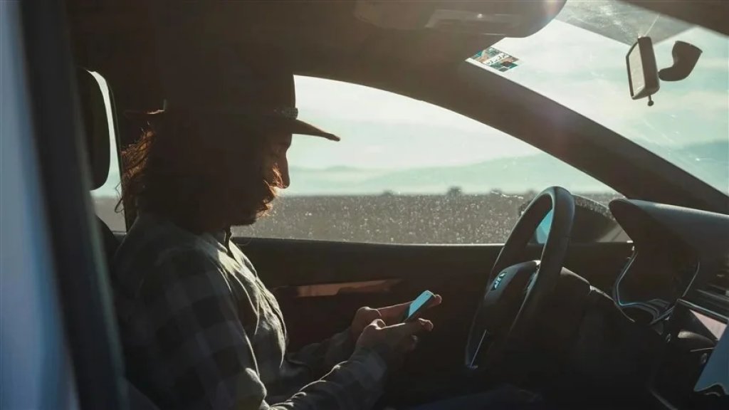 لحظة واحدة قد تكلفهم حياتهم.. استطلاع يكشف أن السائقين المراهقين يقضون 21% من وقتهم في إلقاء نظرة خاطفة على هواتفهم!