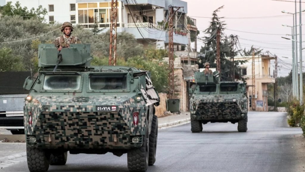 بيان للجيش اللبناني حول توقيف 10 أشخاص بينهم 2 غير لبنانيَّين في بتبيات بحيازتهم أسلحة وذخائر : بيّن التحقيق الأولي عدم ارتباطهم بتنظيمات إرهابية