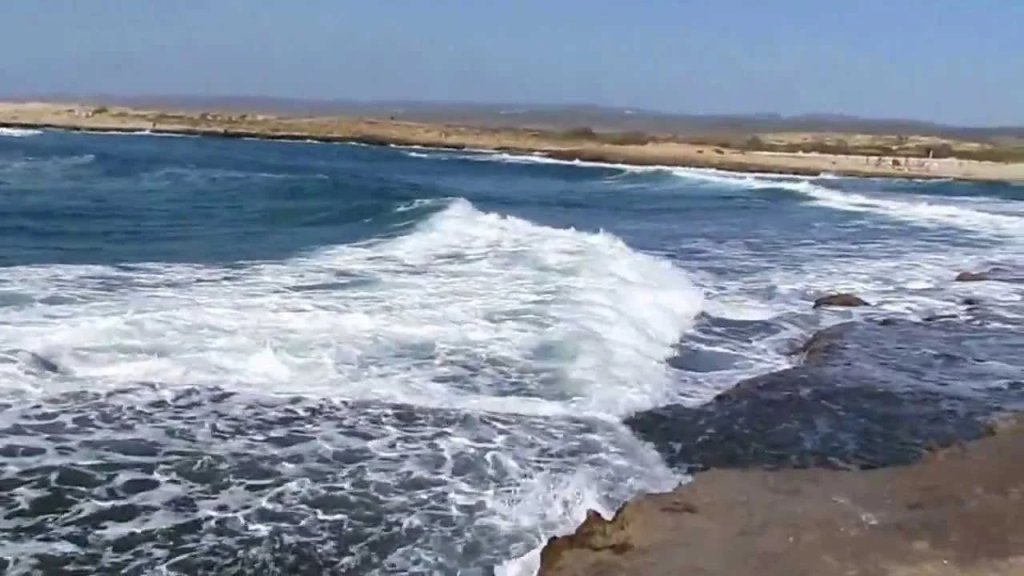 غرق طفل ٲثناء ممارسته السباحة على شاطئ الصرفند!