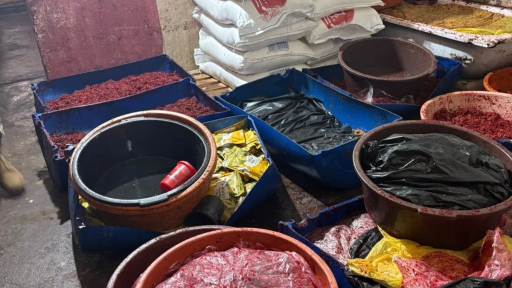 "الريجي" تضبط مصنعًا غير شرعيّ لتزوير المعسّل في برج البراجنة