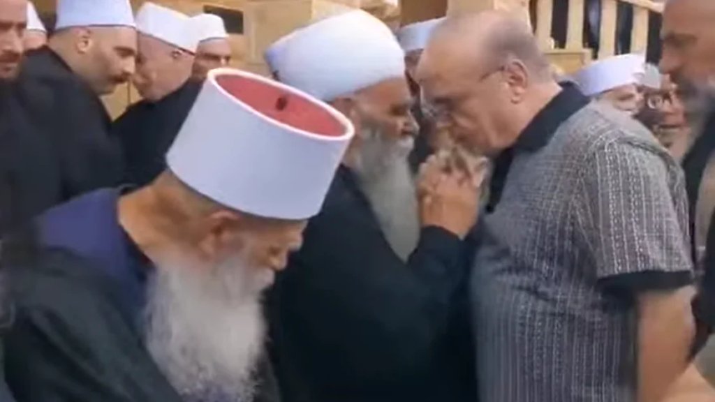 جنبلاط يغادر عند وصول وهاب اثناء إقامة موقف عزاء لضحايا السويداء في خلوة جرنايا