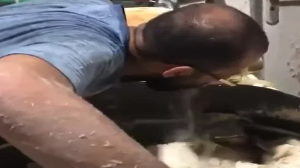 اتحاد نقابات الأفران في لبنان يستنكر المشاهد المقزّزة داخل أحد أفران الكورة: ما حصل جاء نتيجة خلاف شخصي بين صاحب الفرن والعاملين، ونطالب باتخاذ أقصى الاجراءات بحق كل من يثبت تورطه.