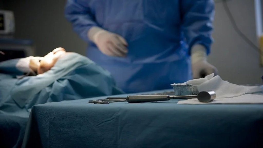 شوه إحدى زبائنه.. الصحة تعلن إقفال مركز غير شرعي للتجميل شمالًا!