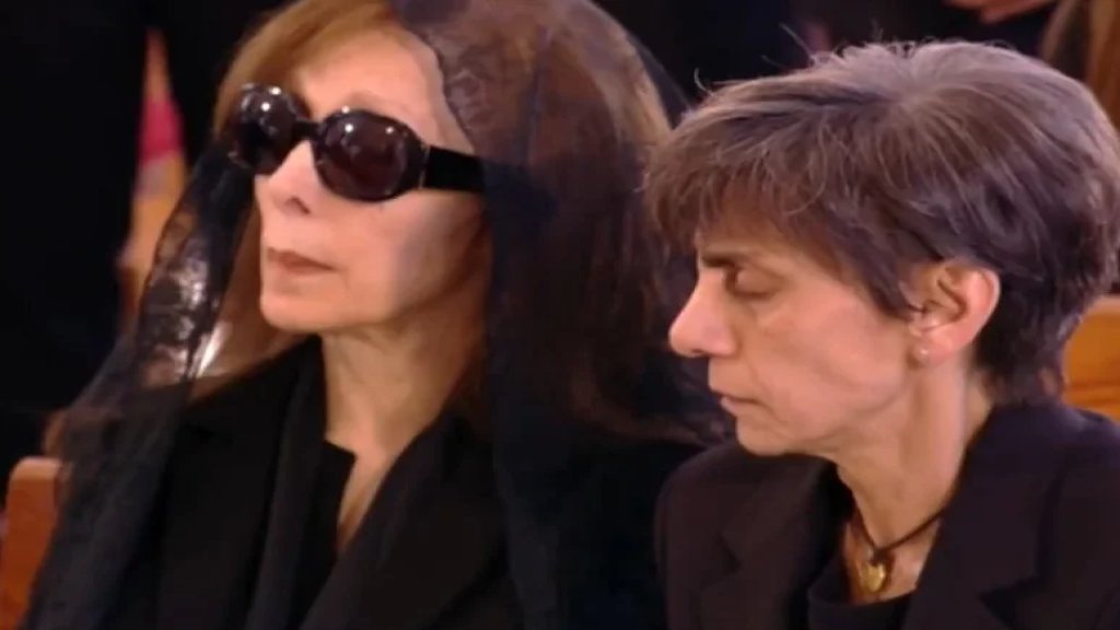 بالفيديو/ السيدة فيروز تتقبل التعازي بزيادها