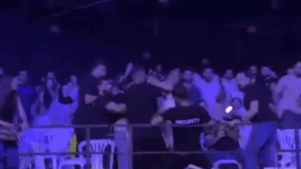 بالفيديو/ فوضى كبيرة وإشكال تضارب ورمي كراسٍ قبل انطلاق حفل تامر حسني في بيروت!