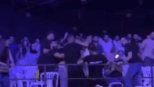 بالفيديو/ فوضى كبيرة وإشكال تضارب ورمي كراسٍ قبل انطلاق حفل تامر حسني في بيروت!