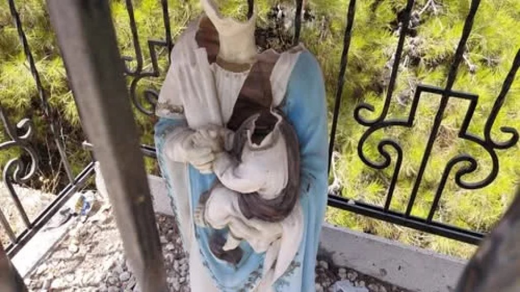 في عمل مرفوض ومدان..  تكسير تمثال السيدة العذراء في بلدة قتالة قضاء جزين!