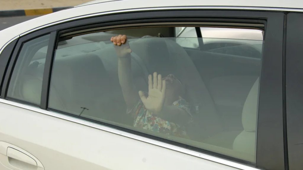 في عزّ الحرّ... تحذير من غرفة التحكم المروري للأهالي: لا تتركوا أولادكم في السيارة!