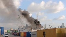 بالفيديو/ إندلاع حريق على متن باخرة في مرفأ بيروت