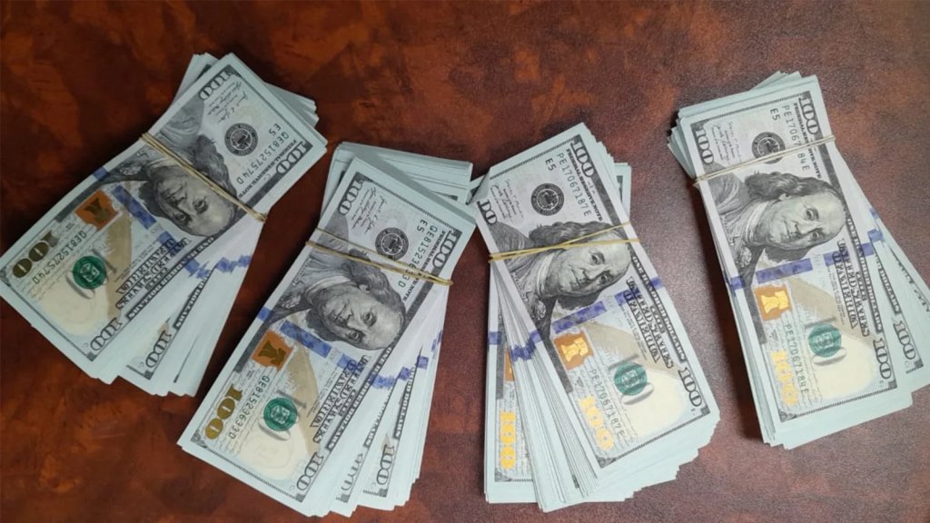  مصري خبّأ 40 ألف دولار أميركي داخل بطانة سرواله محاولاً تهريبها.. فأحبطت تفتيشات المطار العملية وتبين أنّ الأموال مزيّفة! 