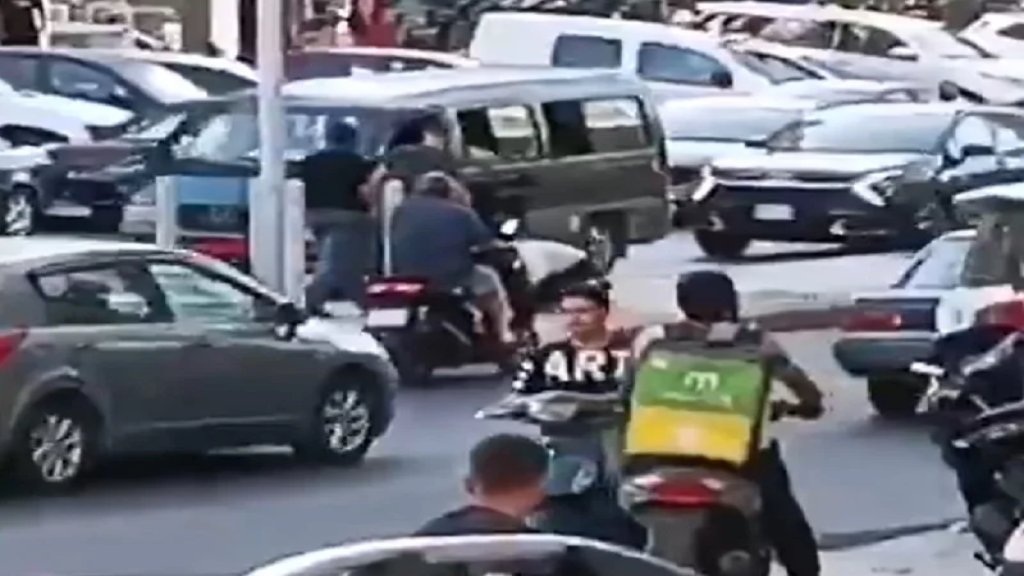 بعد انتشار الفيديو.. الجيش يوقف "الخاطف" و"المخطوف"!  