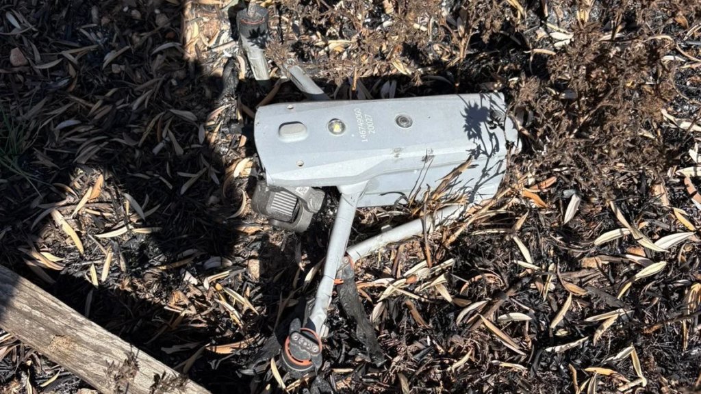 سقوط محلقة إسرائيلية في حديقة أحد المنازل في بنت جبيل (عقبة مارون)