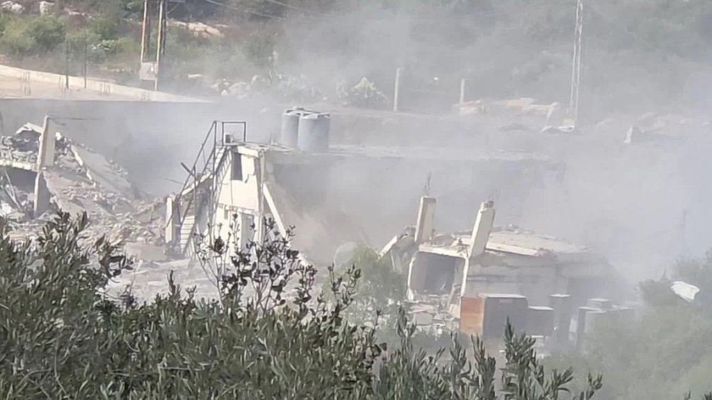 بالفيديو والصور/ غارة إسرائيلية بين بلدتي الزرارية والخرايب استهدفت مبنى ومحال	