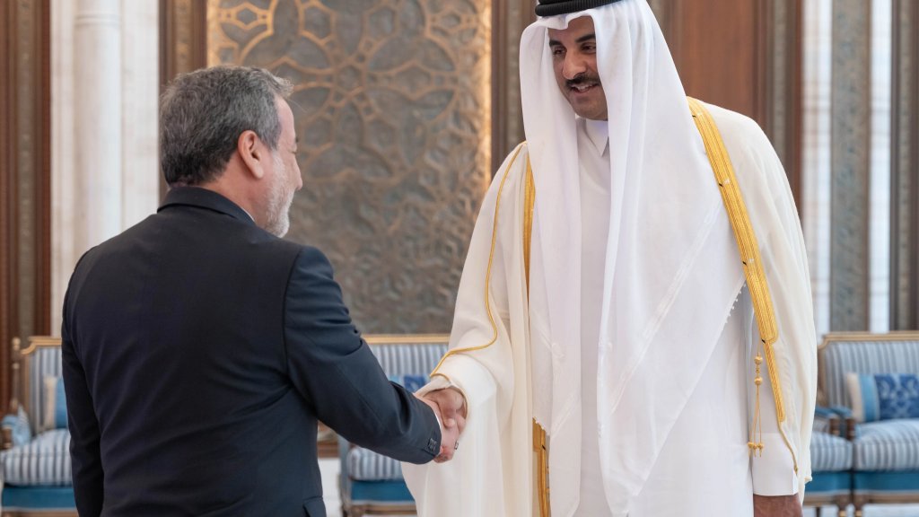 رسالة شفوية من الرئيس الإيراني لأمير قطر نقلها وزير الخارجية الإيراني