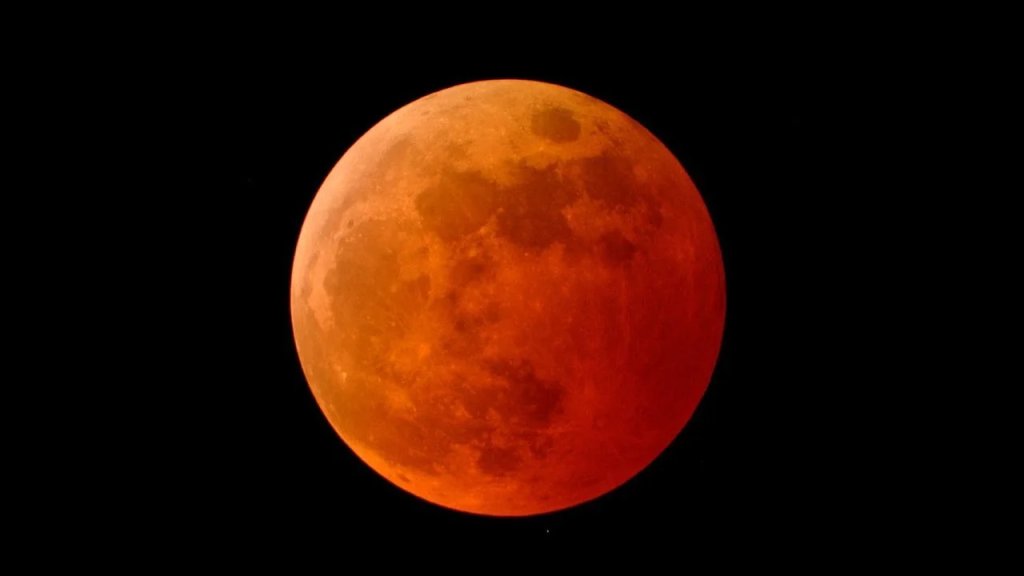 اللبنانيون يستعدّون للخسوف الدموي الأحد: سهرات تبدأ من 30 دولارًا وهايكينغ وعروض خاصة!