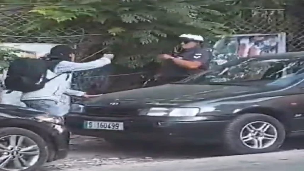 فيديو متداول...شاب يسحب سلاح بوجه دراج في صيدا!