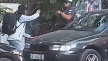 فيديو متداول...شاب يسحب سلاح بوجه دراج في صيدا!