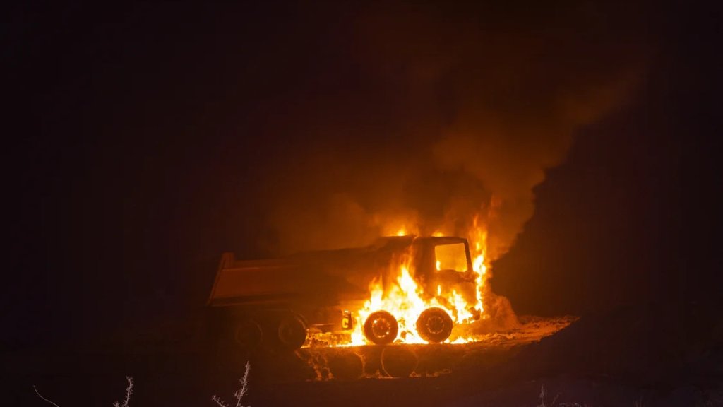 قصف يومي لآليات البناء المدنية: سياسة إسرائيلية لإفقار الجنوب وإدامة ضعفه 