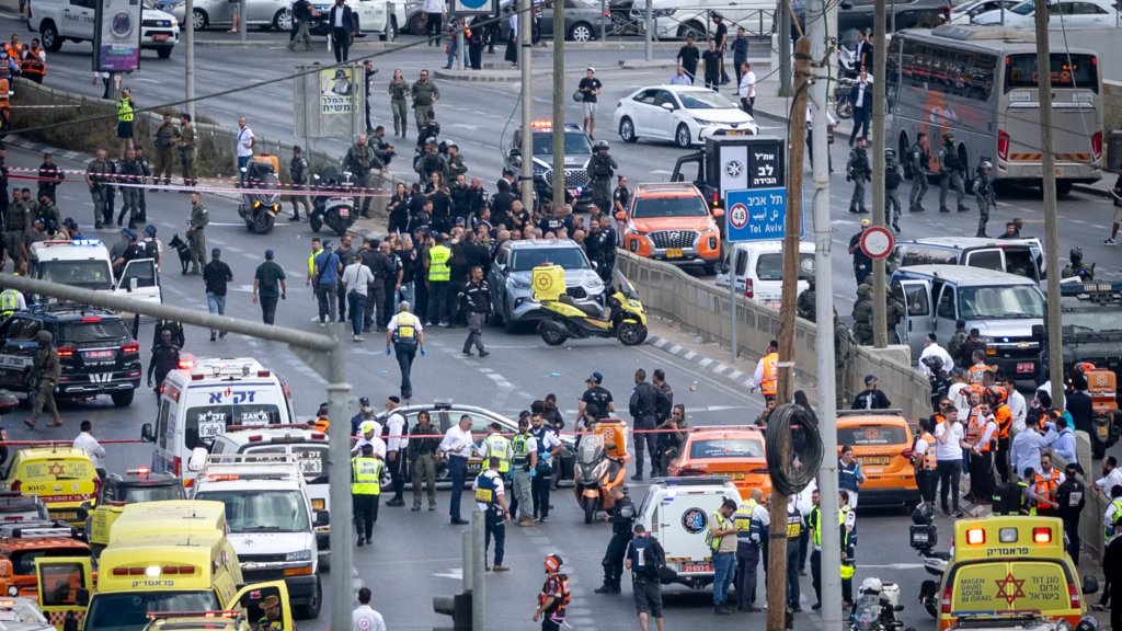 بالفيديو/ مقتل 6 إسرائيليين في إطلاق نار داخل محطة حافلات مركزية شمال القدس المحتلة!