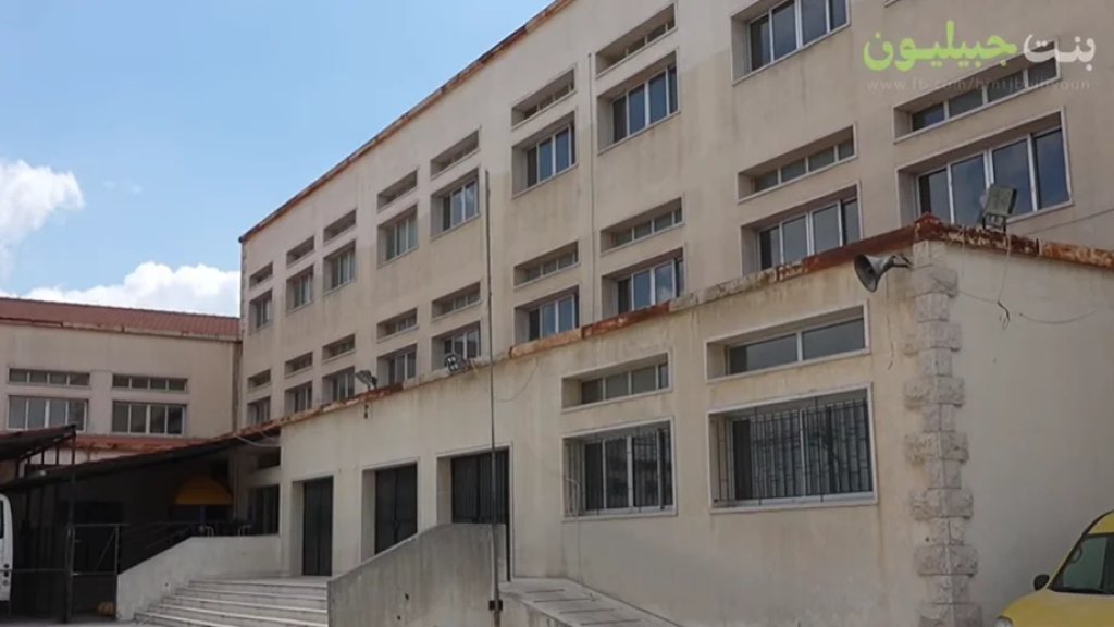 بالفيديو/ بعد عامين من الانقطاع بسبب الحرب&hellip; مدرسة جميل جابر بزي في بنت جبيل تستعد لاستقبال العام الدراسي الجديد وسط إقبال لافت من أهالي القرى المجاورة، بما فيها البلدات المتضررة، ليعود ضجيج الطلاب ويملأ الأروقة بالحياة من جديد