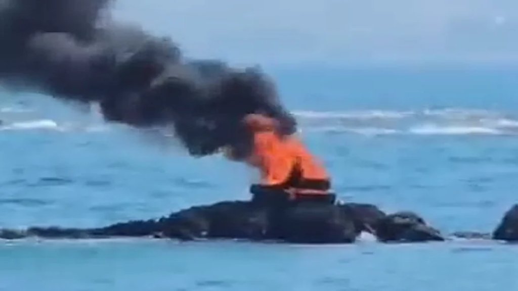 لا صحة لغارة على مدينة صور.. صياد أشعل الإطارات وسط البحر وغادر!