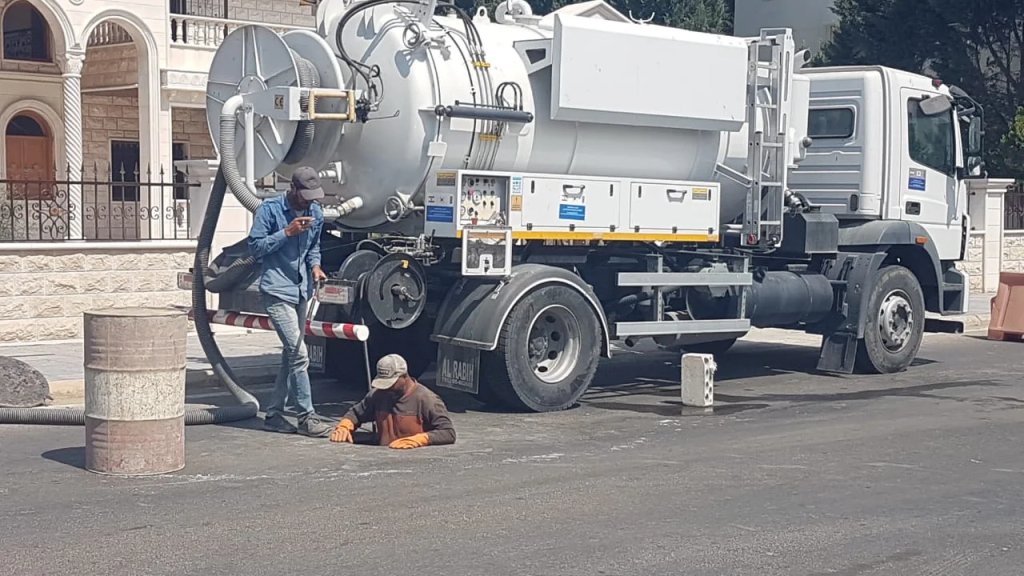 بلدية بنت جبيل تباشر حملة تنظيف شاملة لأقنية المياه استعدادًا للشتاء
