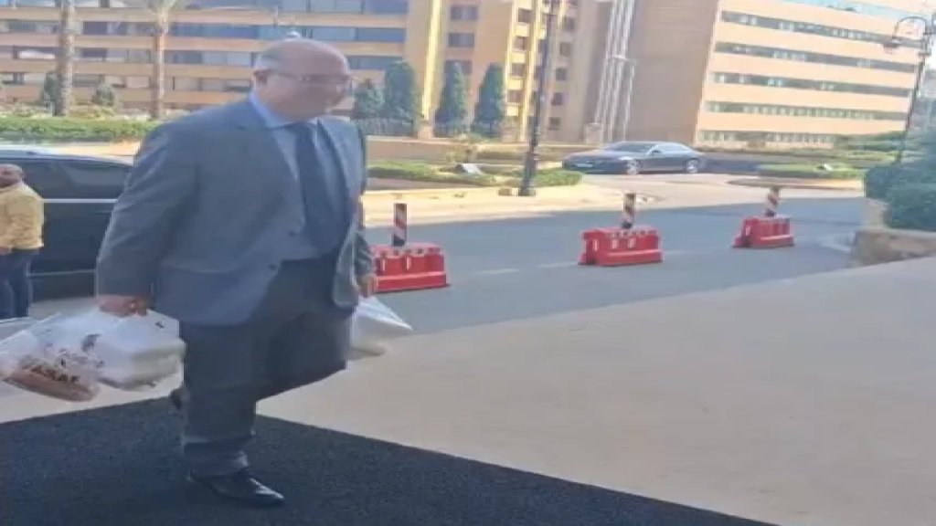 بالفيديو/ وزير العمل يصل الى السراي الحكومي وبيده "بوظة" للوزراء!