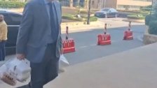 بالفيديو/ وزير العمل يصل الى السراي الحكومي وبيده "بوظة" للوزراء!