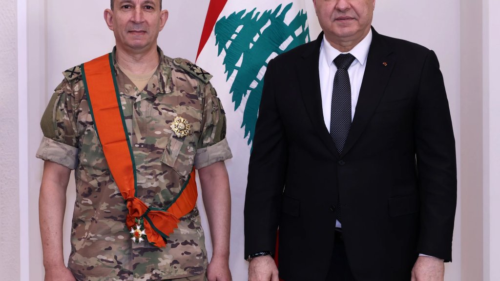 الرئيس عون قلد قائد الجيش وسام الأرز الوطني من رتبة الوشاح الأكبر 