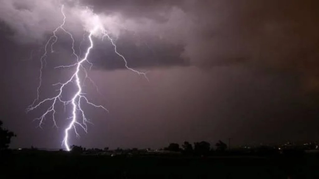 خبرٌ سار لعشّاق الشتاء: منخفض جوي يقترب من لبنان يحمل امطار متفرقة تشتد ليلًا مع برق ورعد