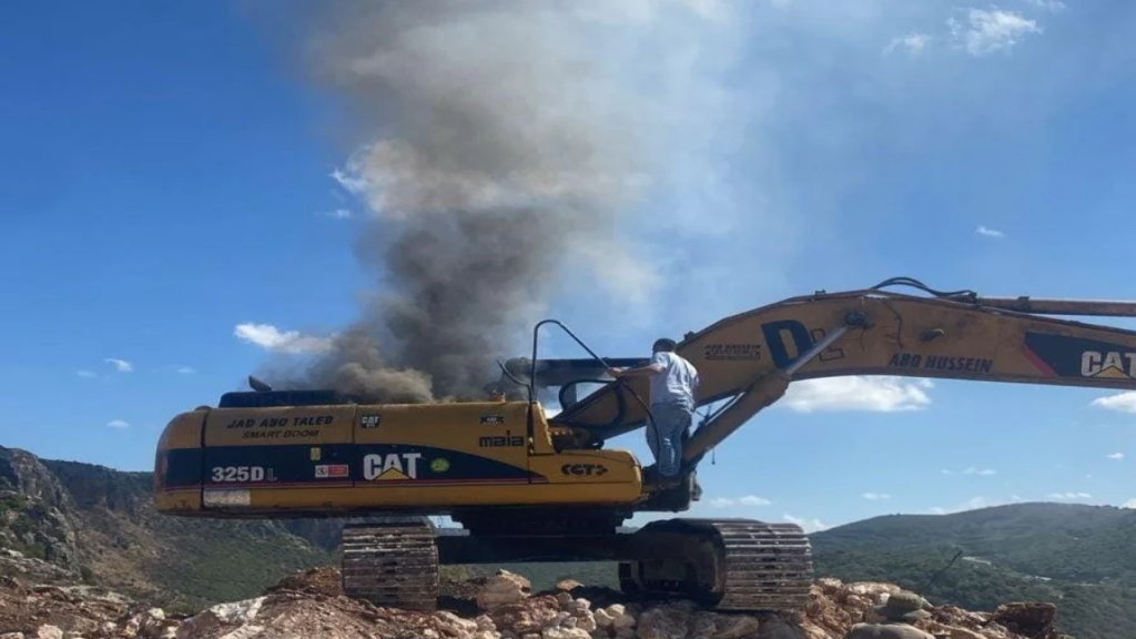 مسيرة تستهدف جرافة في منطقة وادي مريمين واستشهاد سائقها