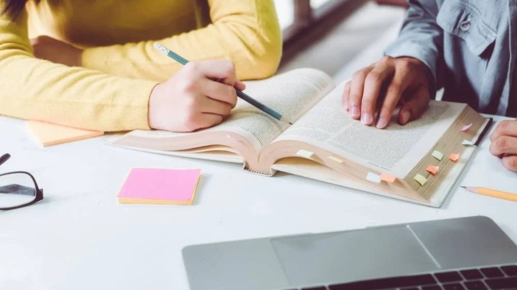 ابنة الـ 13 عامًا تكسر حاجز خوفها رغم تهديده لها: "وحش" خمسيني استغلها واغتصبها حيث كانت تتواجد في منزله كون زوجته تعطيها دروسًا خصوصية!