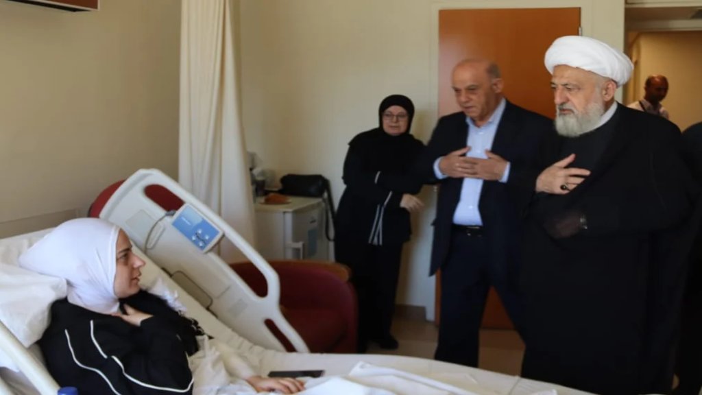 الشيخ علي الخطيب عاد الجريحة أماني بزي التي ارتقى زوجها وأطفالها الثلاثة في مجزرة بنت جبيل في 21 أيلول الماضي