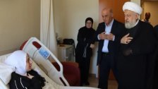 الشيخ علي الخطيب عاد الجريحة أماني بزي التي ارتقى زوجها وأطفالها الثلاثة في مجزرة بنت جبيل في 21 أيلول الماضي